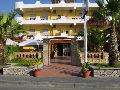 Hotel Solemar SantʼAlessio Siculo 3*,