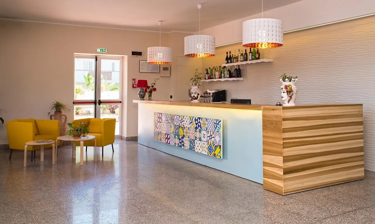 Hotel Solemar SantʼAlessio Siculo 3*,